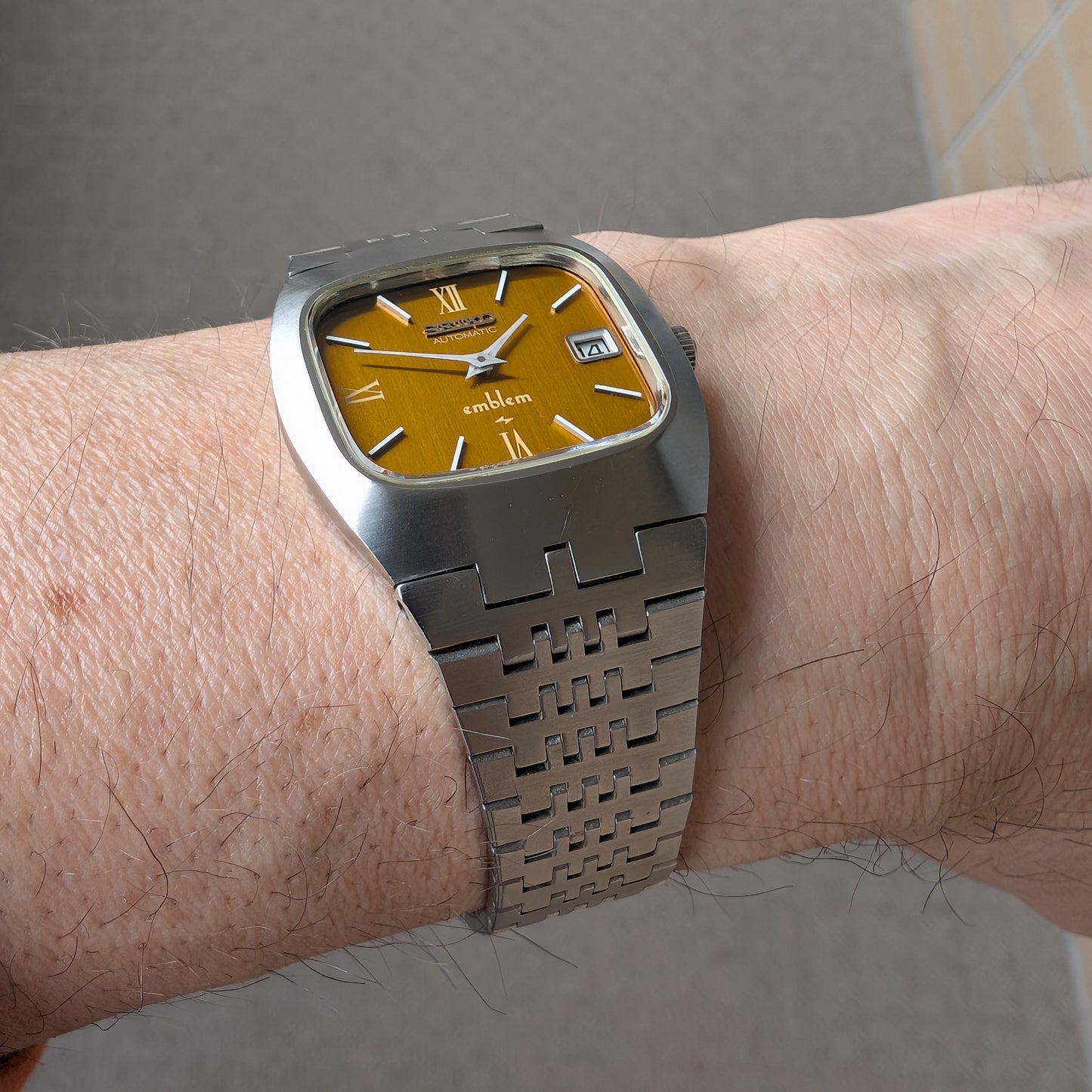 Reserved! 1976 Seiko Emblem 2418-3020