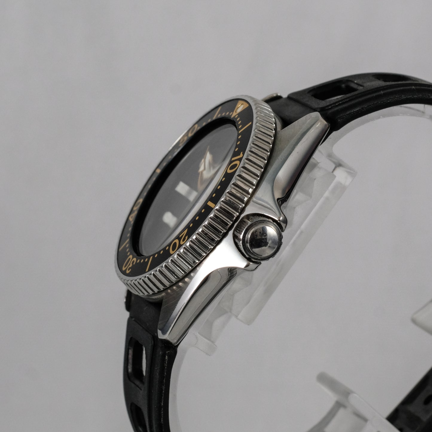 1987 Seiko Quartz Professional 200m Mini Diver 2A22-0170