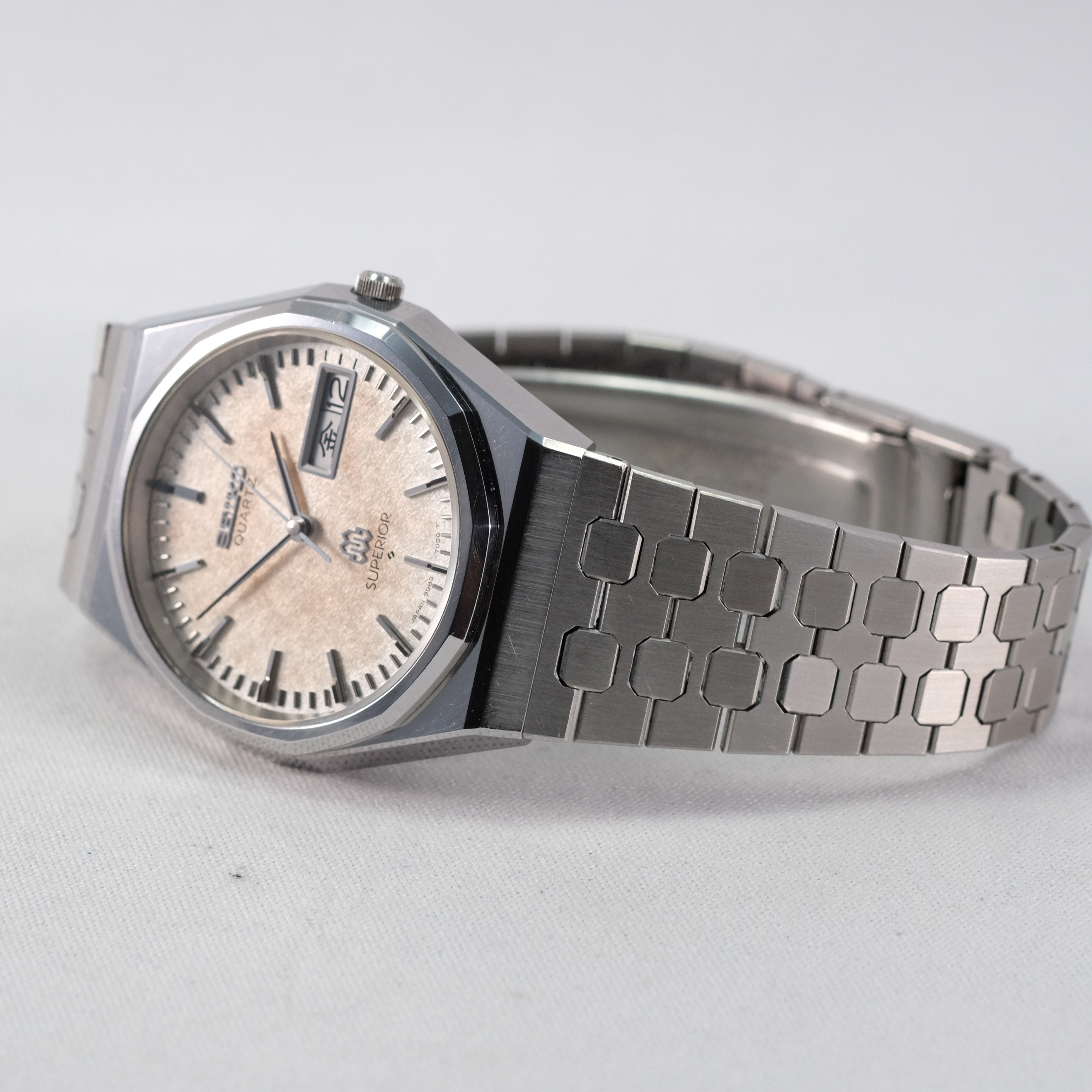 【きれいめファッション51選】上品さと清潔感をキープし Seiko 1979 Superior TokeiMedic – 9983-7000 版画