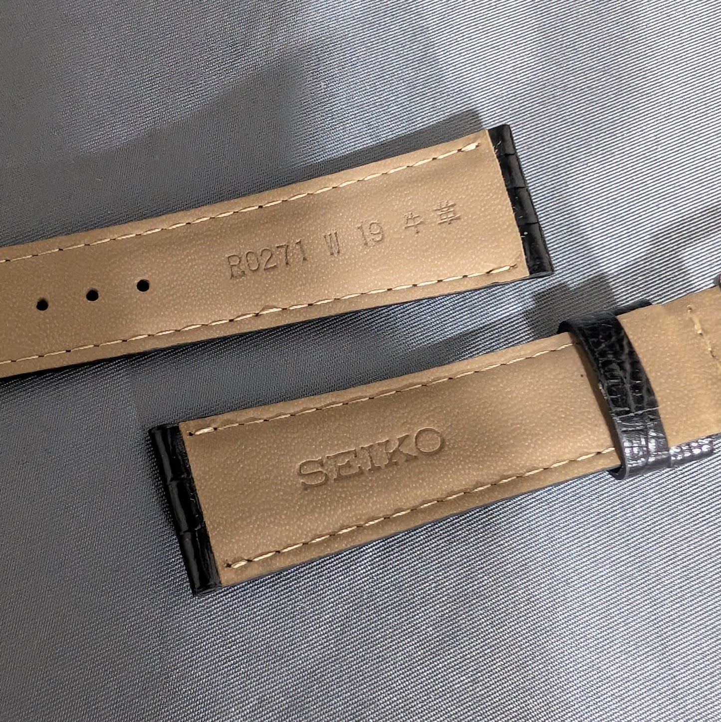 Seiko R0271, 19mm black cowhide leather strap